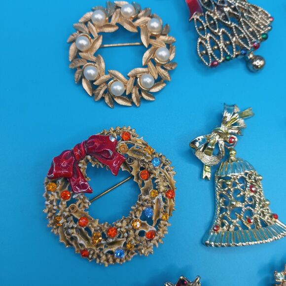 Vintage LOT: JEWELRY Santa Tree Bells Lantern Penguin Pinecone XMAS is Coming! - Picture 8 of 9